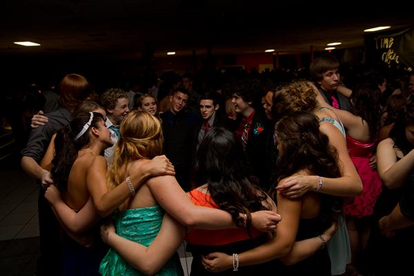 Students at the Texas High homecoming enjoy a group dance