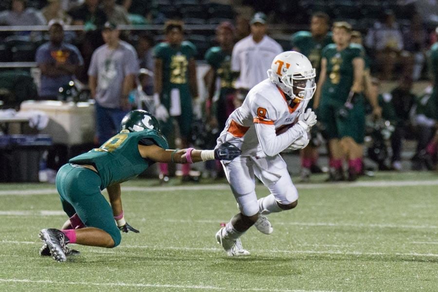 Receiver Jaylen Rhone attempts to outrun the Lobo defense.