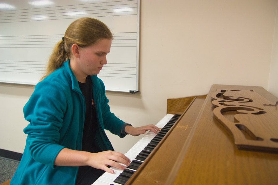 Senior Kaulyn Loe practices  playing the piano. Loe has been able to take more music-related electives because of her non-STEM schedule.