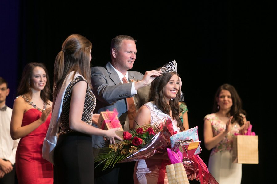 Principal+Brad+Bailey+crowns+Miss+THS+winner+Madison+Prince.+The+annual+pageant+was+held+on+November+12+in+the+Preforming+Arts+Center.