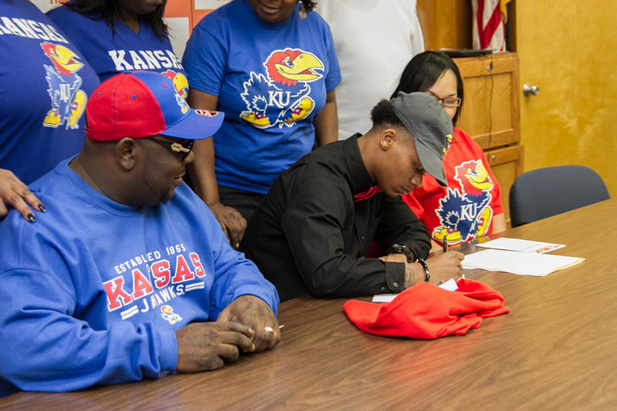 Senior+Quan+Hampton+commits+to+play+for+the+Jayhawks+at+the+University+of+Kansas.