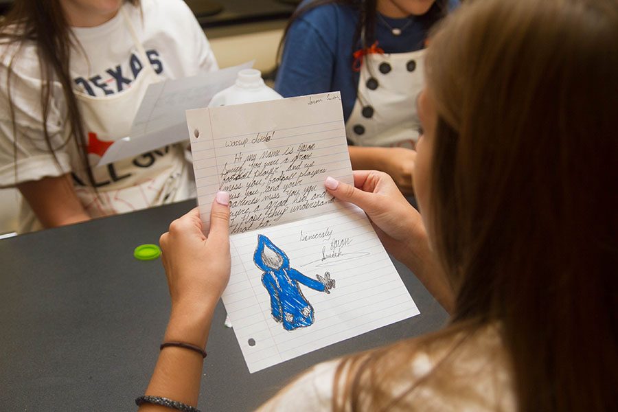 Students+read+their+letters+of+encouragement+given+to+them+by+various+organizations+on+campus.