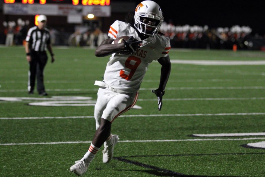 Tevailance Hunt sprints into the end zone with 16 seconds left in the first half. The Tigers beat the Kilgore Bulldogs 43-41 in double overtime. 