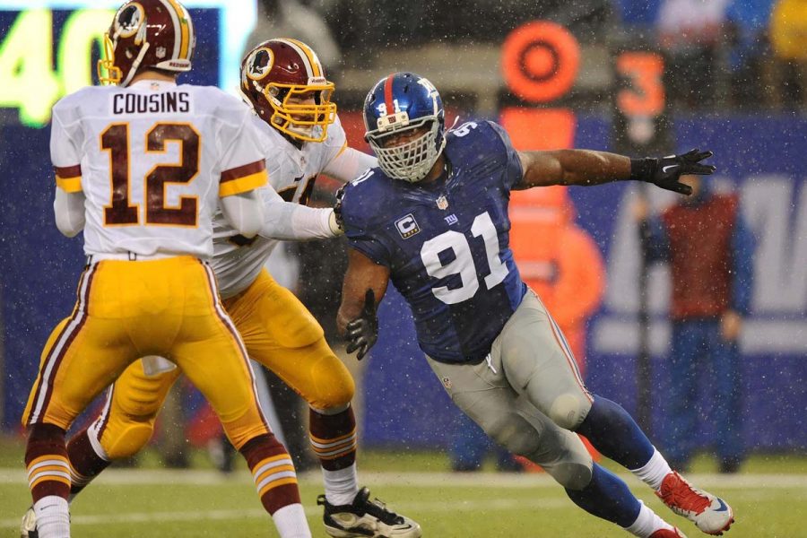 The New York Giants Justin Tuck (91) chases down Washington Redskins quarterback Kirk Cousins (12) during game aciton at MetLife Stadium in East Rutherford, N.J., Sunday, Dec. 29, 2013. The Giants defeated the Redskins, 20-6. (Tyson Trish/The Record/MCT)