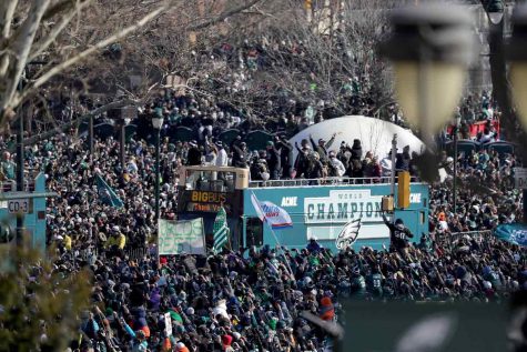One of the buses passes along the Ben Franklin Parkway during the Philadelphia Eagles Super Bowl ceremony on Thursday, Feb. 8, 2018. (David Maialetti/Philadelphia Inquirer/TNS)