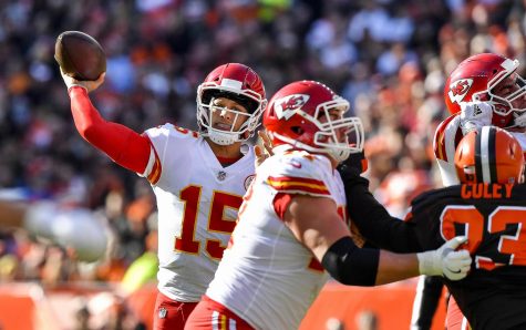 Kansas City Chiefs quarterback Patrick Mahomes throws a touchdown pass to tight end Travis Kelce in the second quarter against the Cleveland Browns on Sunday, Nov. 4, 2018 at FirstEnergy Stadium in Cleveland, Ohio. (John Sleezer/Kansas City Star/TNS)