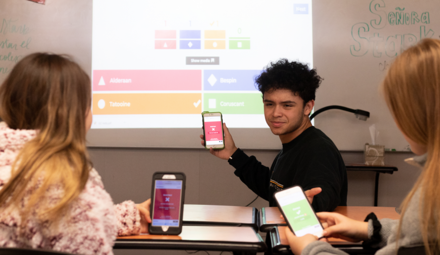 Sophomore Logan Diggs and other students play the classroom friendly game Kahoot! Diggs looked back after getting the answer wrong. 