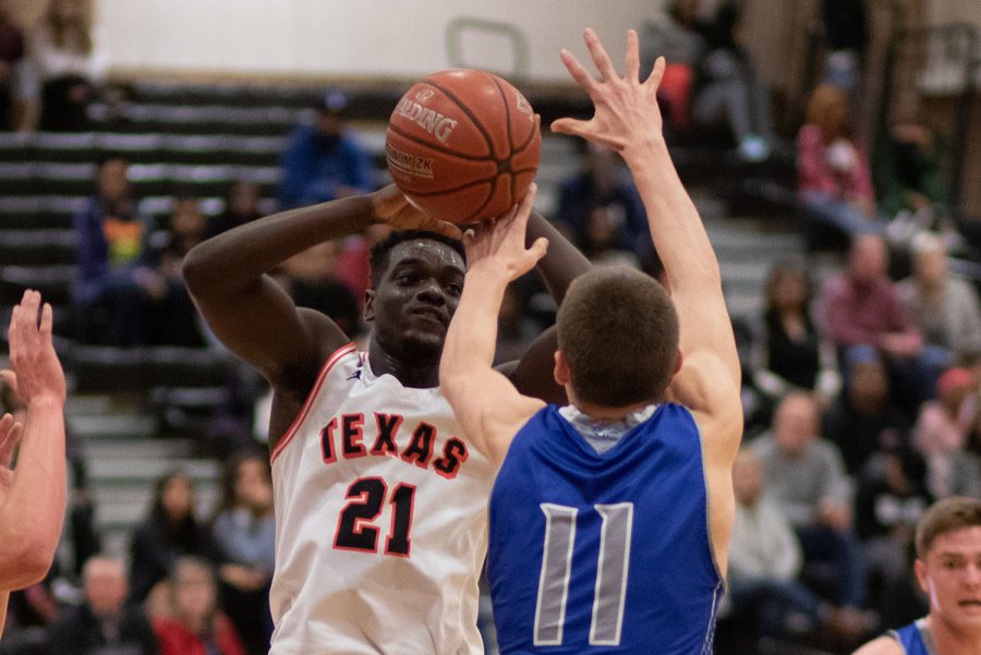 Senior Demarquis Vaughn attempts to pass the ball. The Tigers won against Lindale on Jan. 15.