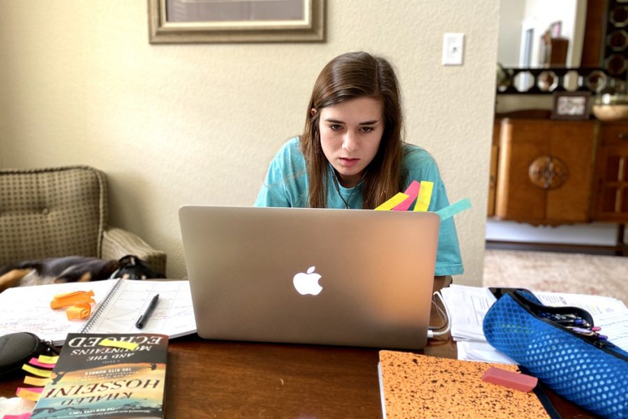 Senior+Clara+Smith+sits+at+her+dining+room+table+working+on+her+assignments.+Texas+High+School+transitioned+to+online+education+following+the+spread+of+COVID-19.