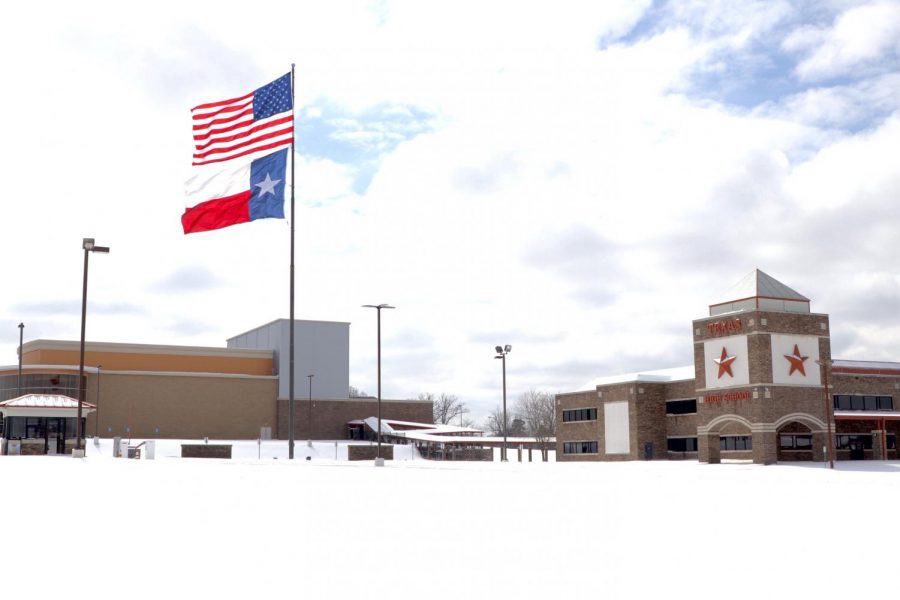 Texas+High+School+remains+covered+in+snow+after+the+first+round+of+the+winter+storm.+With+more+snow+falling+the+night+before+Feb.+17%2C+classes+were+canceled+due+to+the+unsafe+driving+conditions.