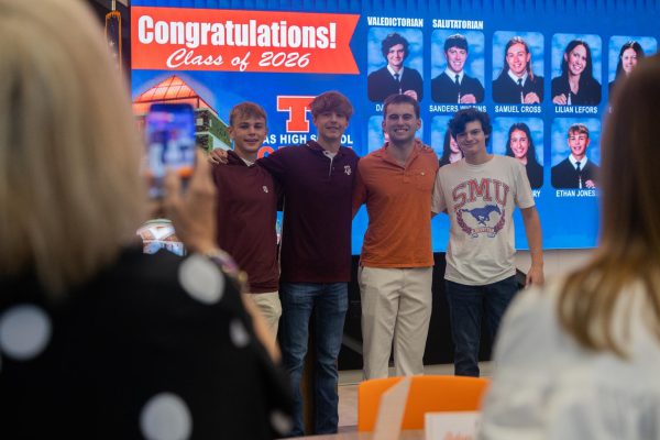Seniors smile for their photos in front of the top 10 list. On May 1st, the class of 2026’s top 10 ranked students received a live-broadcast celebration and announcement.